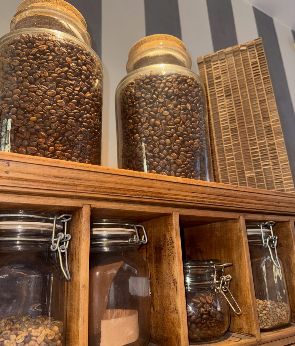 Barattoli di chicchi di caffè Vergnano