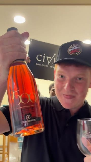 Lo staff di Civico.9 brinda con una bottiglia di bollicine