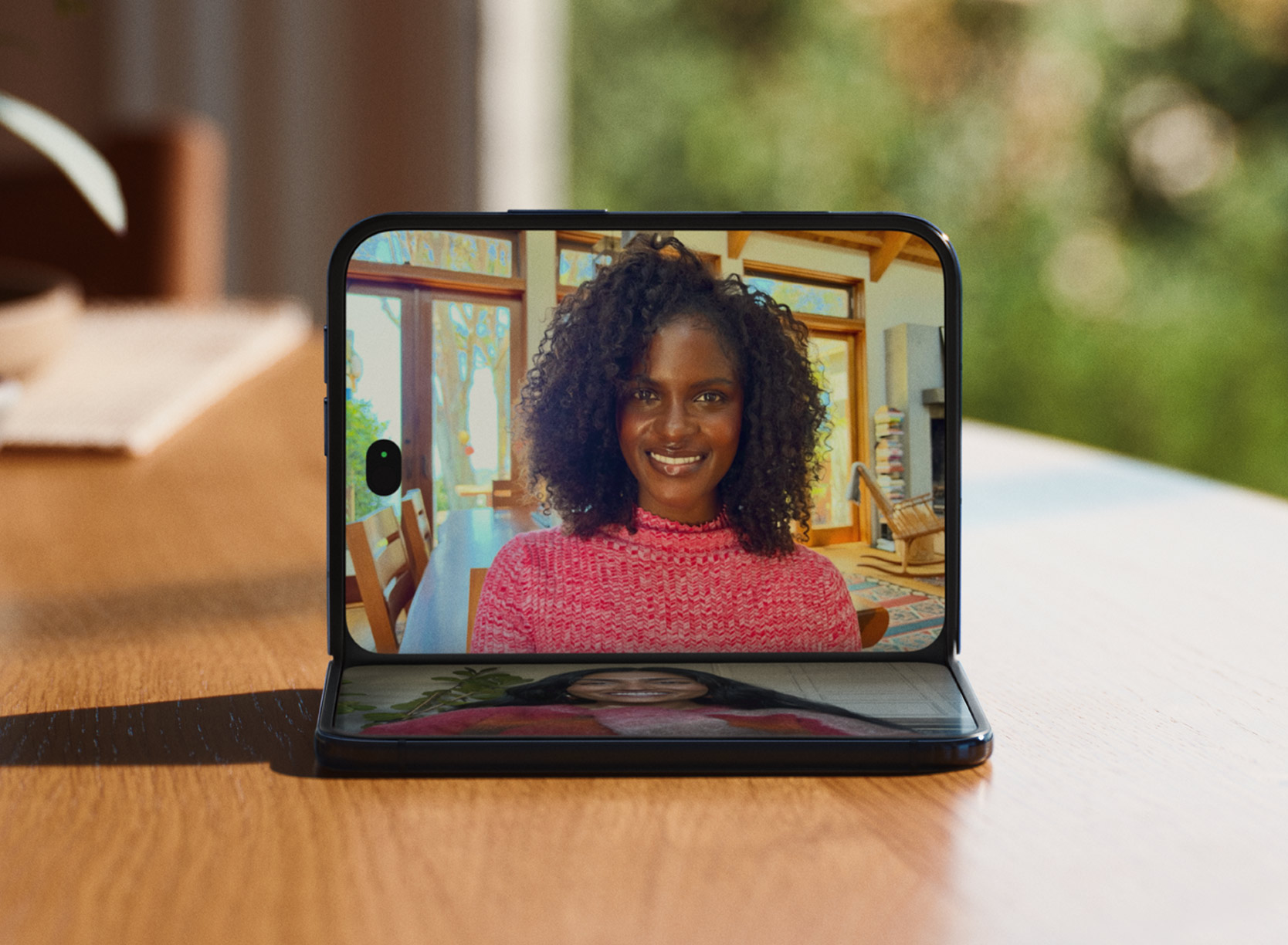 FaceTime su iPhone Duo appoggiato sul tavolo