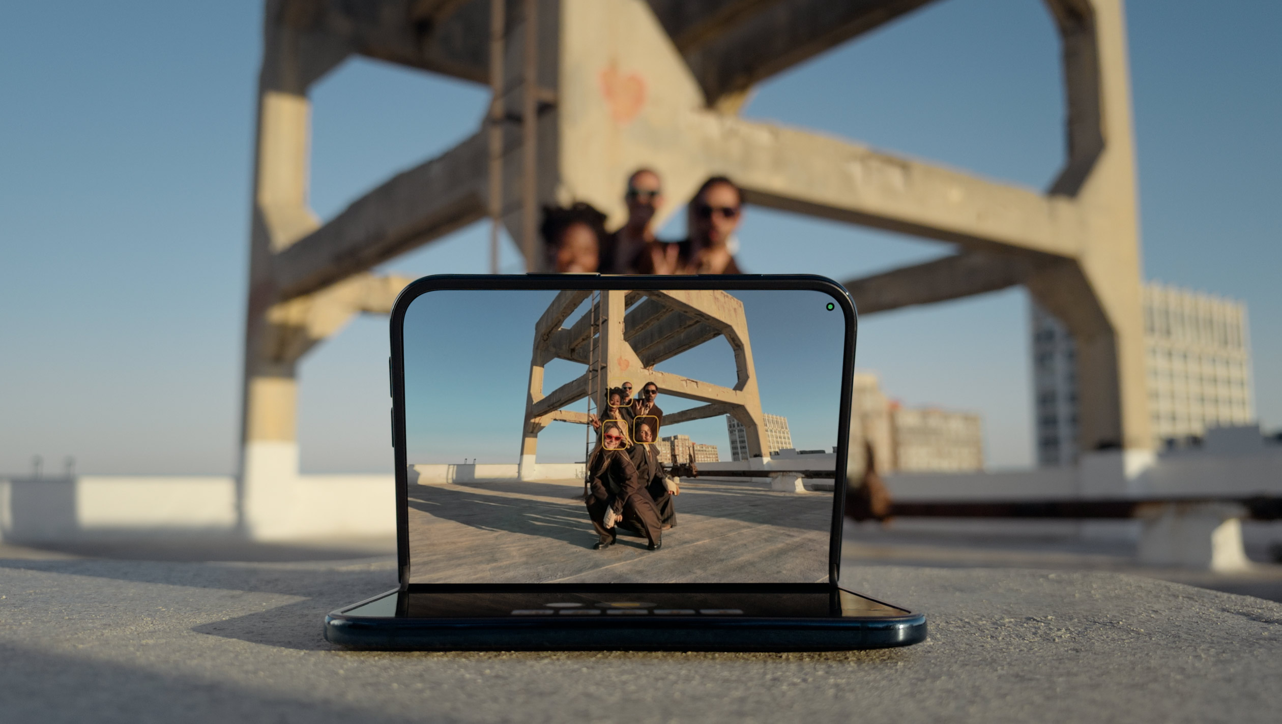 Scatto smart: iPhone Duo appoggiato scatta una foto di gruppo