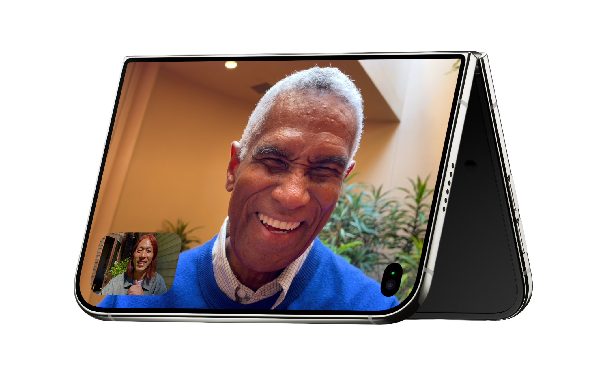 Videochiamata FaceTime con iPhone Duo appoggiato a tenda